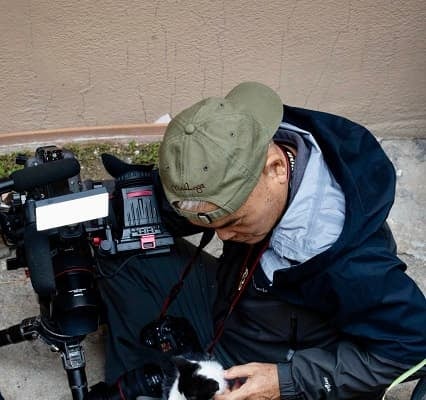 「メロメロにされ、撮影が止まります…」写真家・岩合光昭がフレンドリーすぎる子ネコとのオフショットを公開！