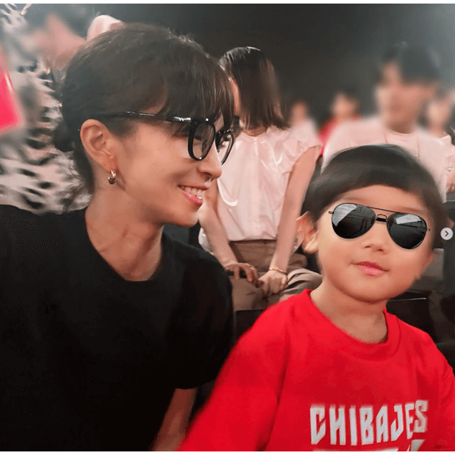 安田美沙子がプレシーズンゲームを観戦！メガネ姿でも滲み出る芸能人オーラに「可愛いすぎ」の声