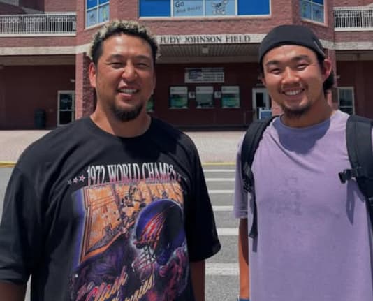 中島裕之、メジャーリーガー小笠原慎之介とのツーショットを披露！