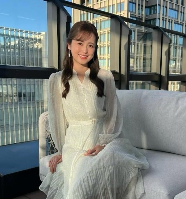 久慈暁子がタクシーサイネージで放映されている『HEADLIGHT』 に出演！