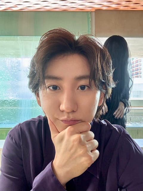 「なんか後ろいるw」映画『見える子ちゃん』舞台挨拶登壇の京本大我が紫カラーの衣装姿を投稿も、その背後には…？