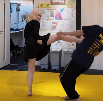 「スカートで脚技めちゃ気になる」金髪の美女優、護身術で”強烈キックのカウンター”を見せファン感激！「キックされたい」