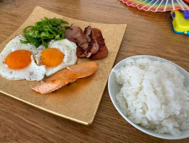 人気芸人が朝から”飯テロ”写真を投稿！オシャレな食器にも注目