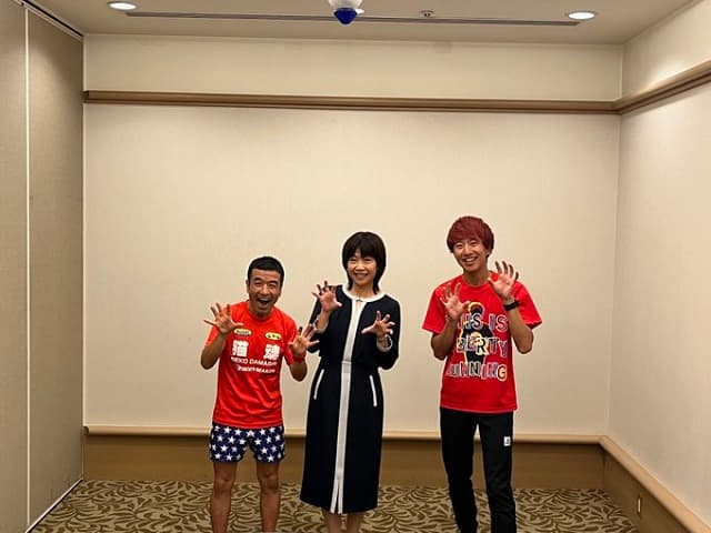 「盛り上がるの間違いなしですね😌」フルマラソン大会ゲストランナーの高橋尚子が猫ひろしらとの3ショットを投稿