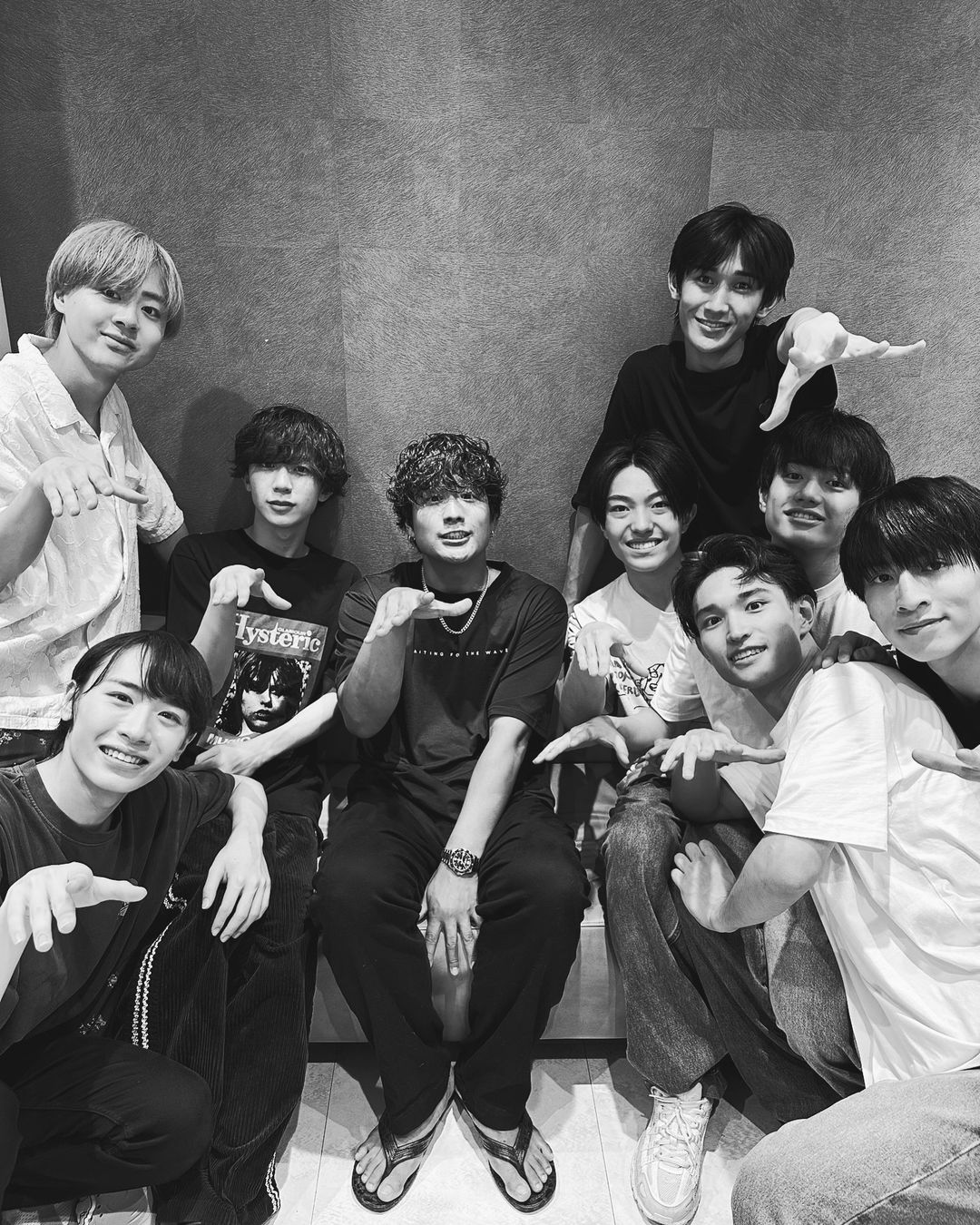 「えっ？真ん中の方が1番可愛いんですけど」後輩ユニットと集合写真を撮った大先輩が可愛いと話題に