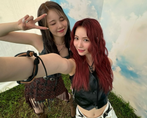 「安定に美しい」NiziU 仲良しコンビの2ショットに反響続々「ロッキンお疲れ様！」