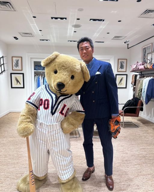 上原浩治、ポロベアと異色のツーショット。スーツ姿と野球グローブに遊び心あふれる一枚