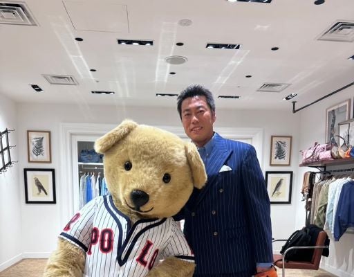 上原浩治、ポロベアと異色のツーショット。スーツ姿と野球グローブに遊び心あふれる一枚