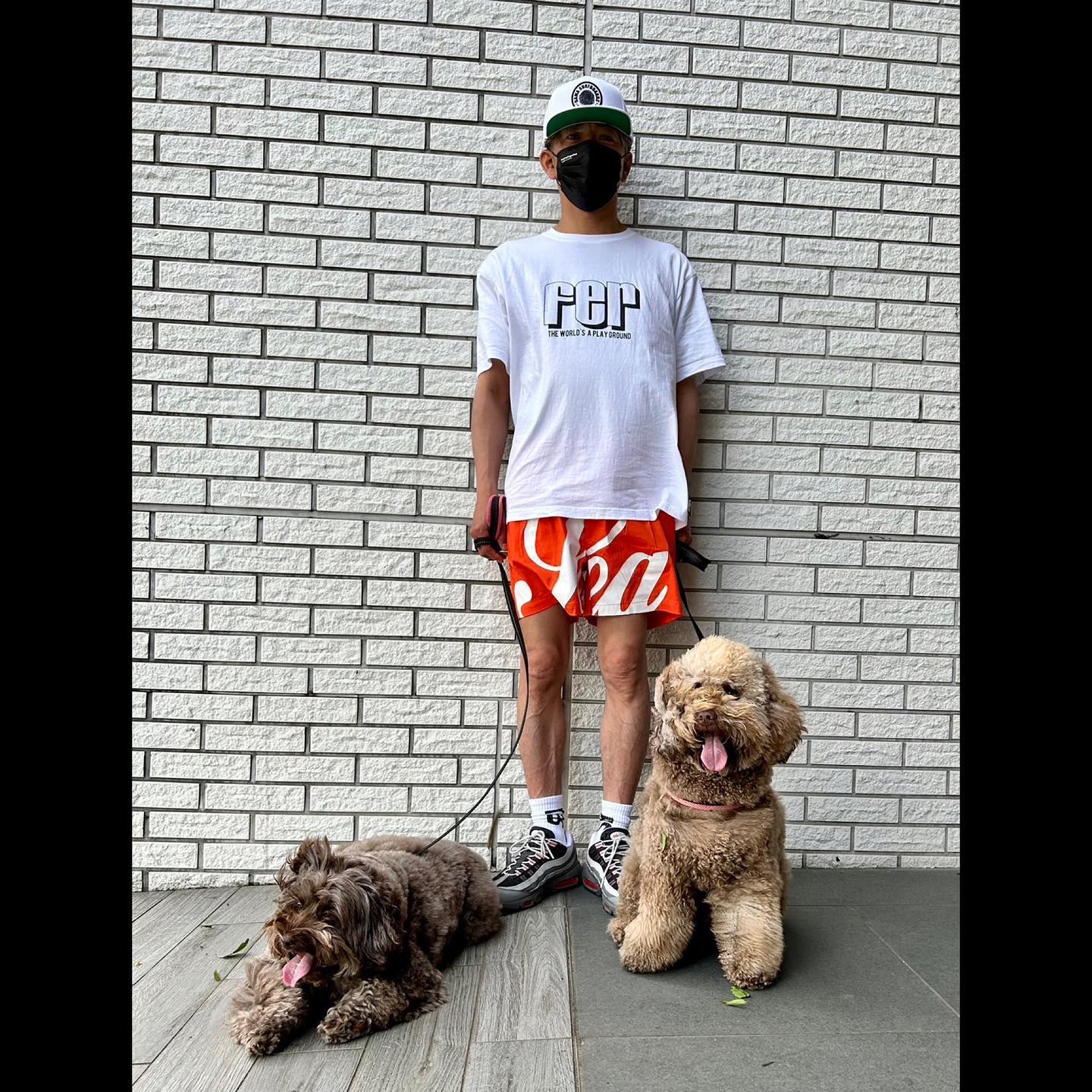 キムタクが愛犬とのラフな3ショット公開👀「何度もキャップを飛ばされそうに」