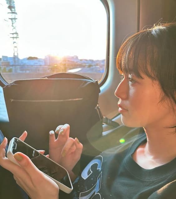 佐藤栞里　指に残る旨辛の証！？ポテトが止まらない！