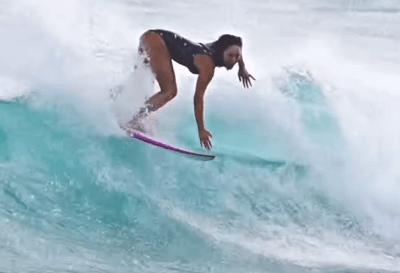 「見ているこっちまで笑顔になっちゃう」異色の美女画家サーファー、微笑みの”波乗りライディング”動画公開でファン虜に！