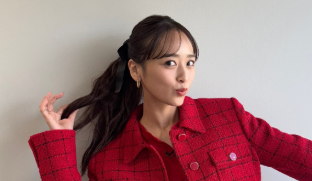 「真っ赤な衣装が可愛すぎる！」近藤千尋、鮮やかコーデ披露にファン歓喜