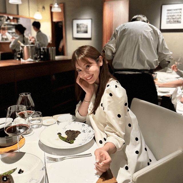 女優・吉田美紀の、手で招くデートシチュ仕草にドキドキ…この日は「レガーロの周年dinner」