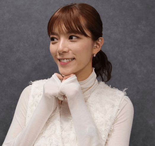 「純白美女！」人気女子アナウンサー、オール白衣装の”乙女ポーズ姿”を披露しファン歓喜！「元がいいんだ」