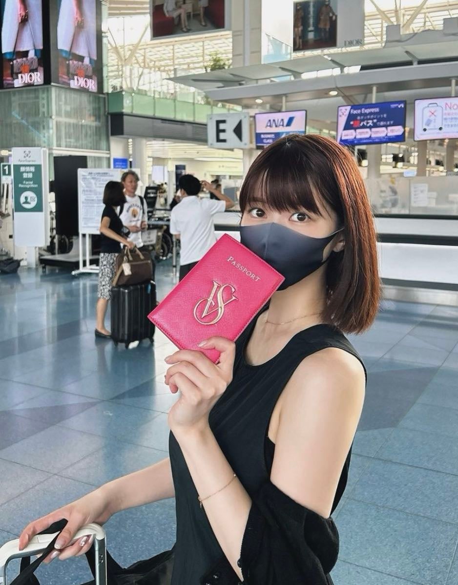 あの超人気グラドルが空港にて「さてどこでしょう〜」