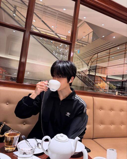 大人気K-POPアイドルが日本でのオフショットを公開！優雅なひと時を過ごす！