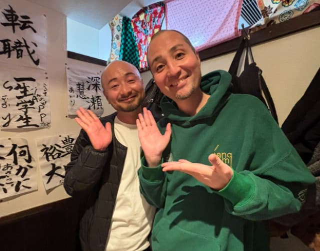 スリムクラブ内間、親戚との飲み会で「親近感が強くなった」と写真をアップ！よく見ると親戚？ではなく…