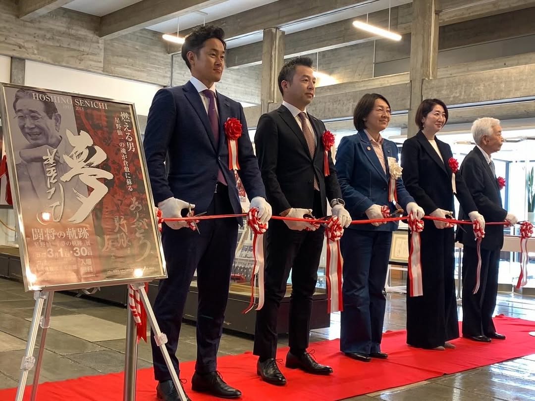 銀次、恩師の『夢の軌跡』展のテープカットに参加「形見のネクタイお似合いです」