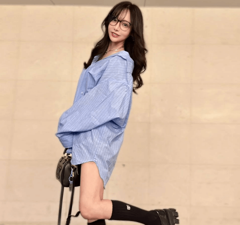 「スレンダー」美女MC、メガネ女子モードの片足上げ・美脚ショットが見目麗しいとファン歓喜「とても麗しいです！」