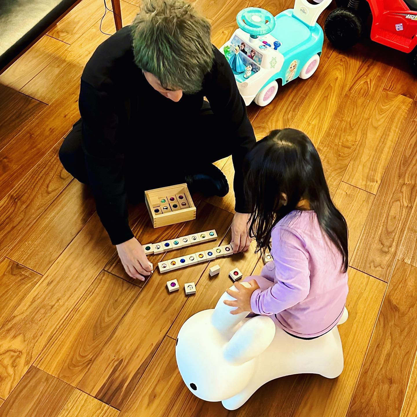 田村淳が娘と宝石を使って勉強⁉️親子ショットが大反響😂