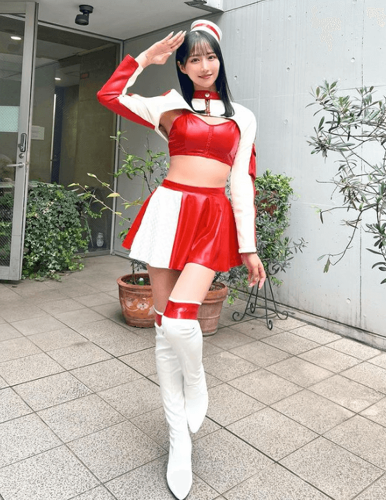 「敬礼！」グラドル川瀬もえ、胸元の色香あらわなショットを披露！ファンをドキドキに