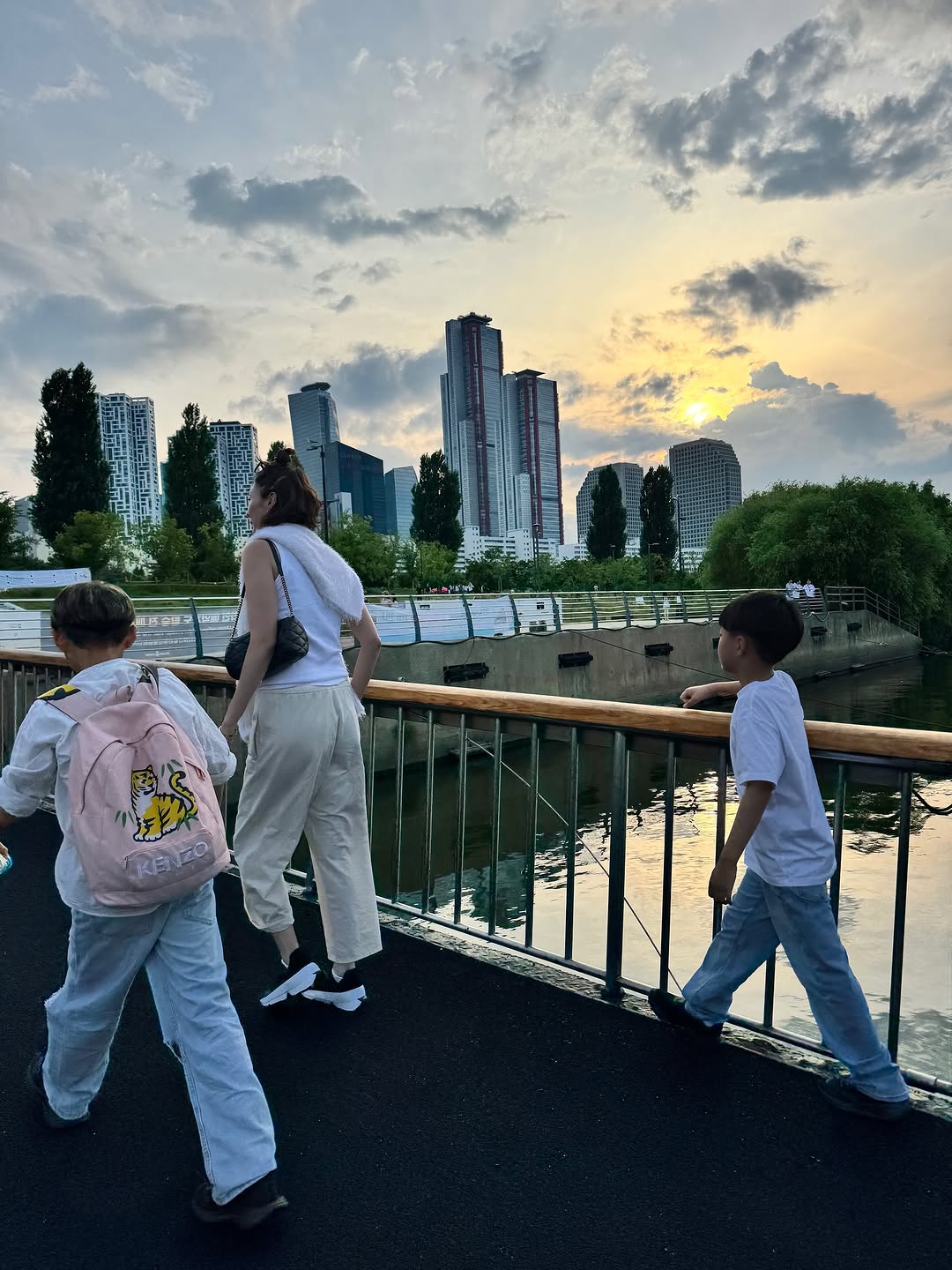 「次の旅の場所はどこ？」有名モデル、海外旅行のオフショットに反響「ワクワクが伝わる」