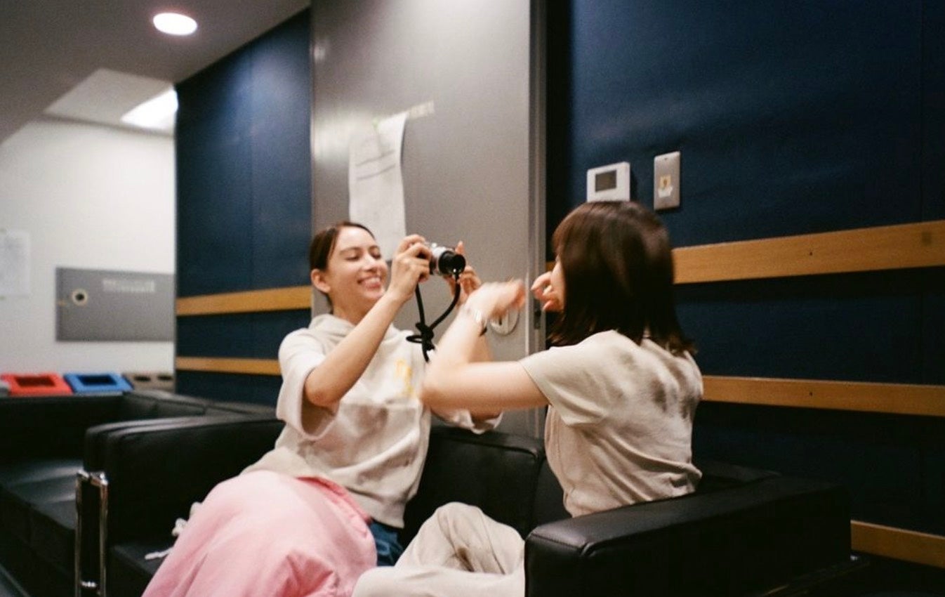 松岡茉優が滝沢カレンとの仲良しショットを大公開！