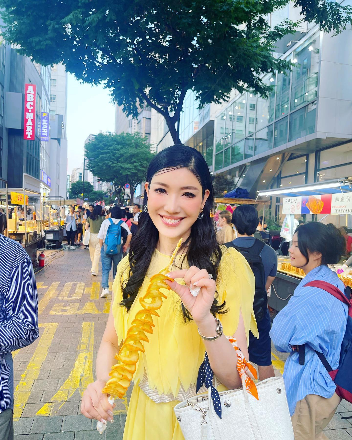 アンミカが韓国グルメを満喫🇰🇷✨明洞でコスメチェックも💄「イエローアンミカ様素敵💛」