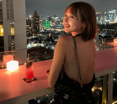 「隣の席、よろしいですか？」美女ゴルファー・井上莉花、100万ドル夜景をバックに大胆・美背中ショットを公開「眼福です」