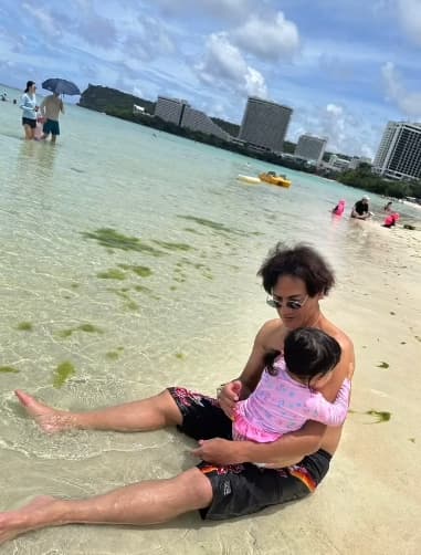 本並健治　グアムで初の海外体験！ぷくぷくちゃんのプールではしゃぐ姿が可愛すぎる