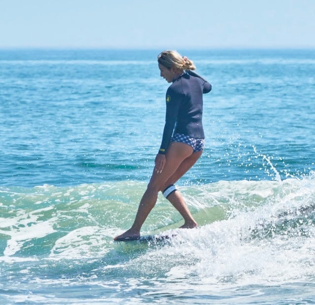 波上の芸術！プロサーファー・川合美乃里、朝のセッションで見せた“極上ロングライド”が美しすぎる