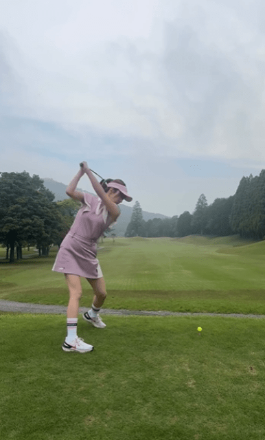 ソフトボール美女子・大塚彩がゴルフに挑戦！ナイスショット…と思いきやボール行方はまさかの？