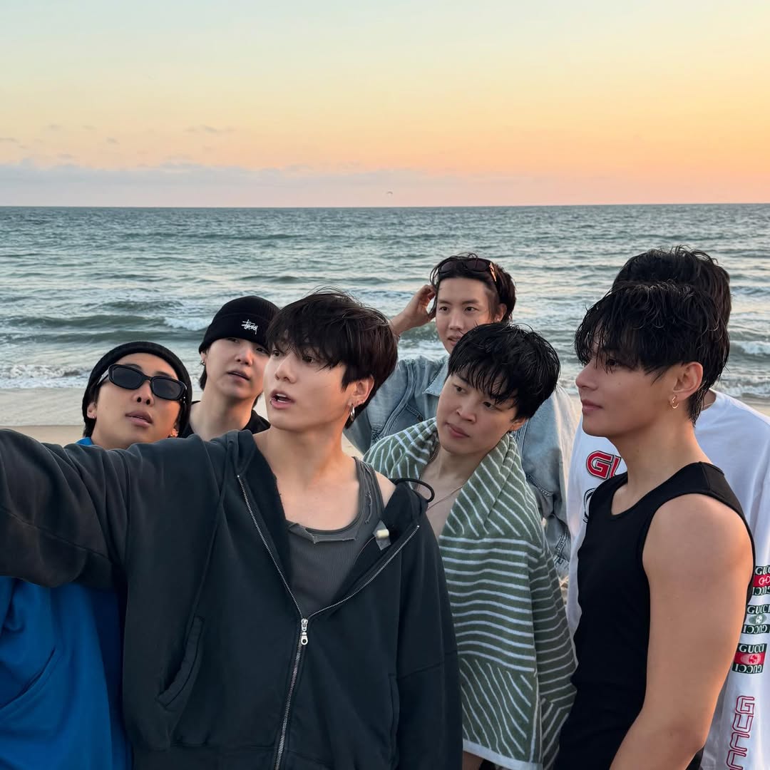 BTSのテテ、夕暮れバックのメンバー集合ショットを投稿！「泳いだ後？」な濡れ髪&〇〇のタオル姿が反響を呼ぶ