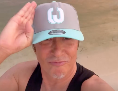 「出た羽賀研二！」「イケオジになっとる」梅宮アンナの元恋人、沖縄で朝ランで雄叫び連発⁈