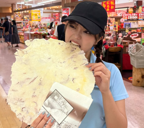 「可愛いが限界を超えてる」おさげのサッカー美女子、”がっつき食い・猛々しいショット”を披露！ファン虜に「三つ編み可愛い」