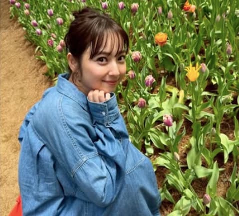 「美の共演だね」佐々木希、素敵な花々との華麗なショットを披露！