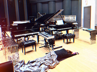 YOSHIKI、スタジオに倒れ込む姿公開 ファンから心配の声多数