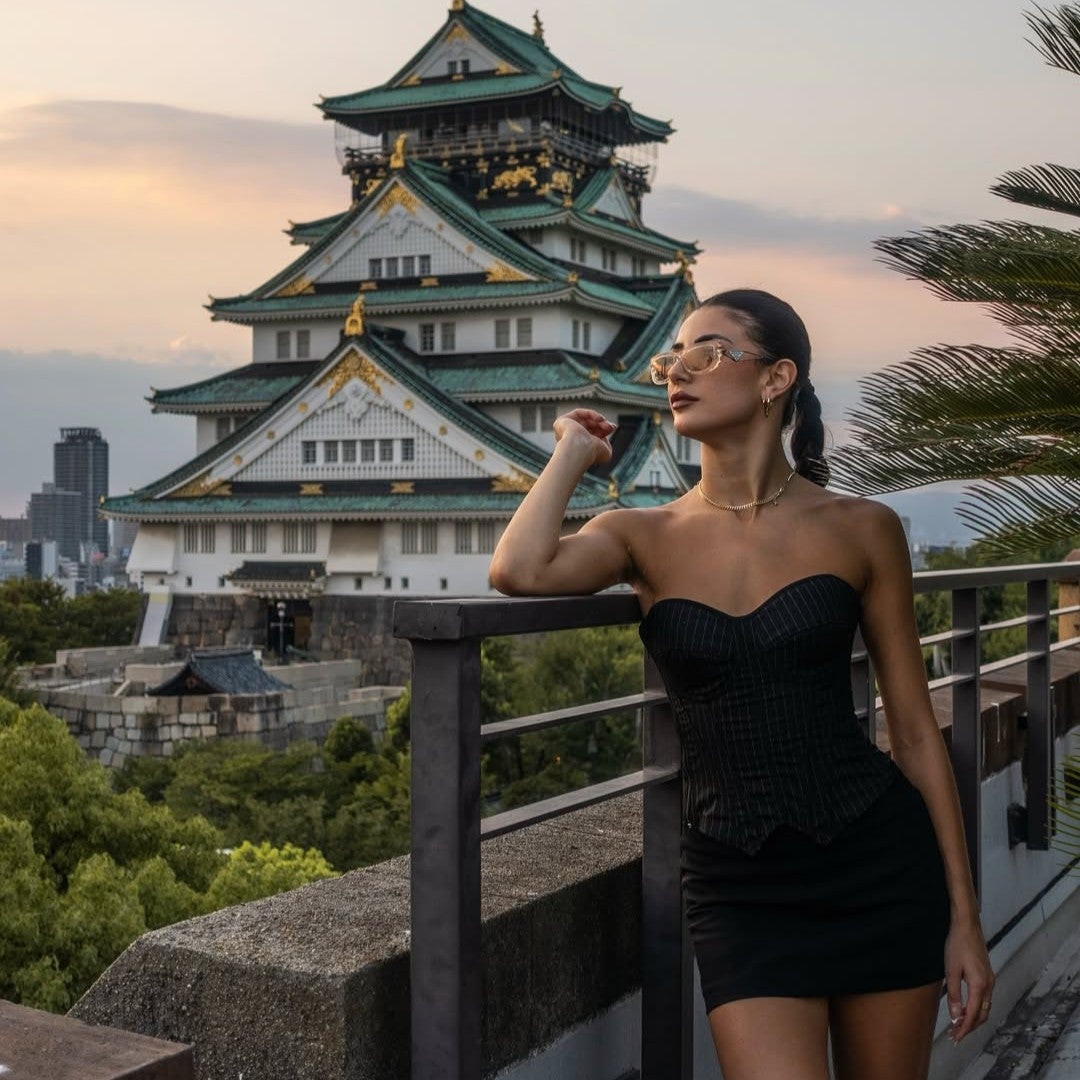 世界で活躍する有名ダンサーが大阪に君臨！驚きのファッションでオーラ溢れるショットに「大阪が違って見える！」「かっこよすぎ！」とSNS騒然