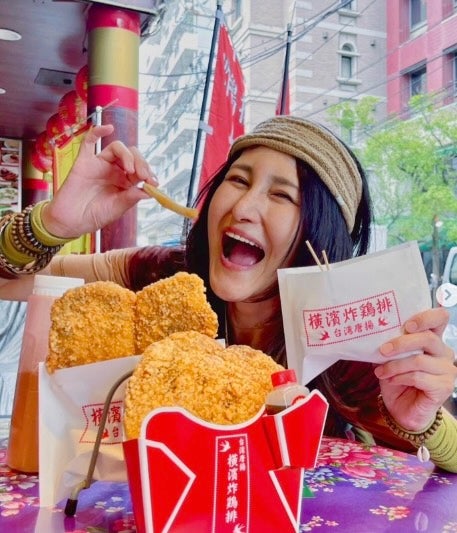 フードファイター・アンジェラ佐藤が中華街で頬張る