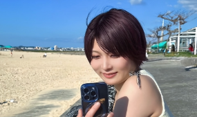 「沖縄の陽射しにも負けない美しさ」安納サオリ、春のリゾートショットにファン歓喜