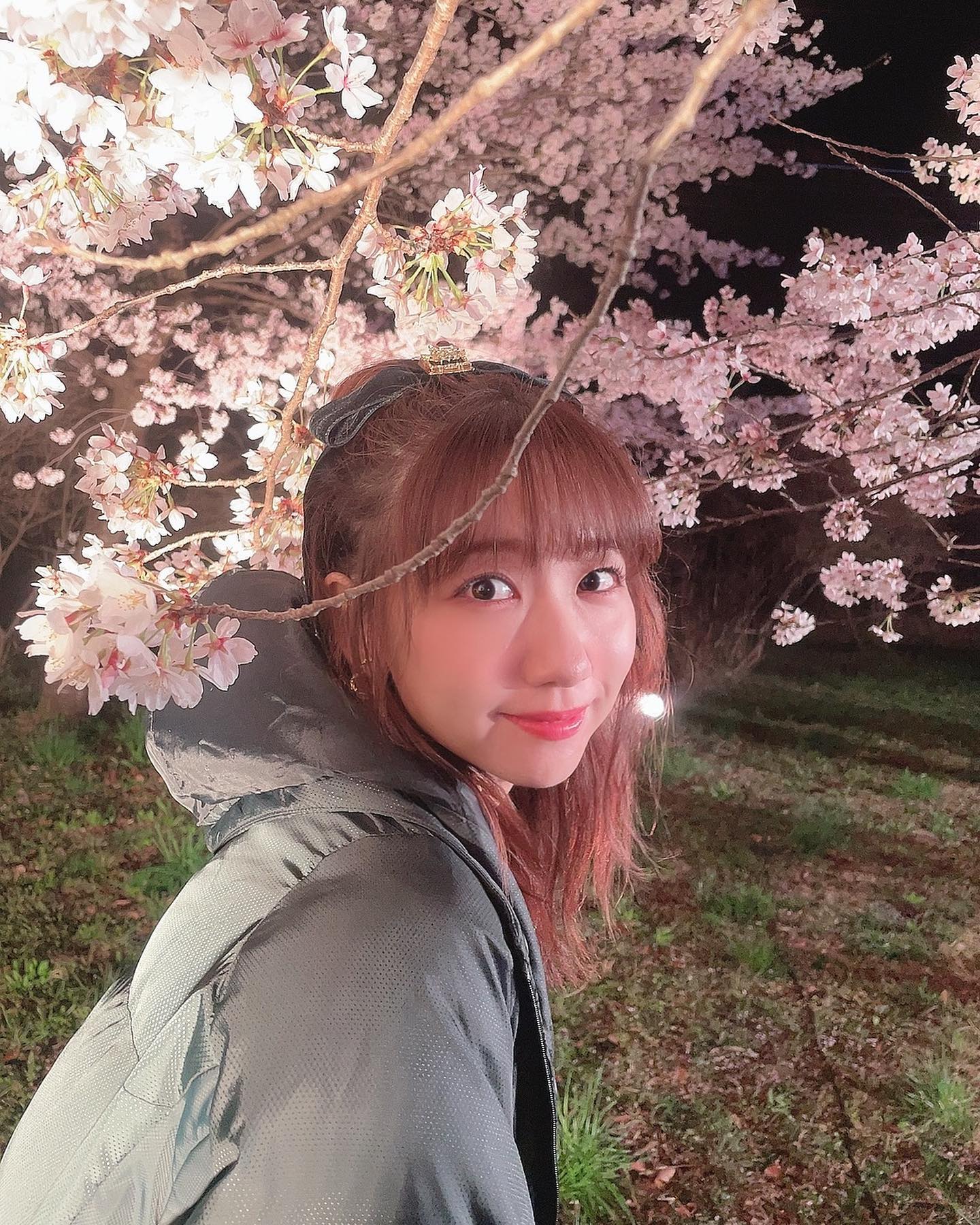 「映えてますね🌸😊」柏木由紀が夜桜とのツーショットを公開！