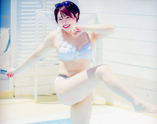 「めっちゃカワイイ！」美魔女レスラー、水着姿の”サンシャイン・ショット”を披露！ファン熱視線「隊長超可愛い」