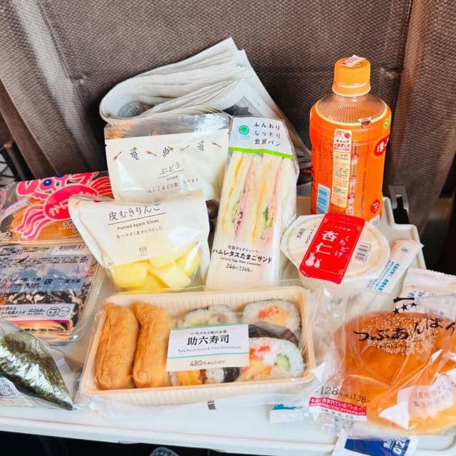 「なんだか遠足のような朝食」尾木ママ、新幹線移動中の盛りだくさん過ぎる朝食にファンから反響！