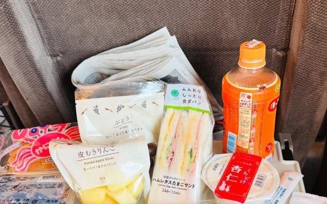 「なんだか遠足のような朝食」尾木ママ、新幹線移動中の盛りだくさん過ぎる朝食にファンから反響！