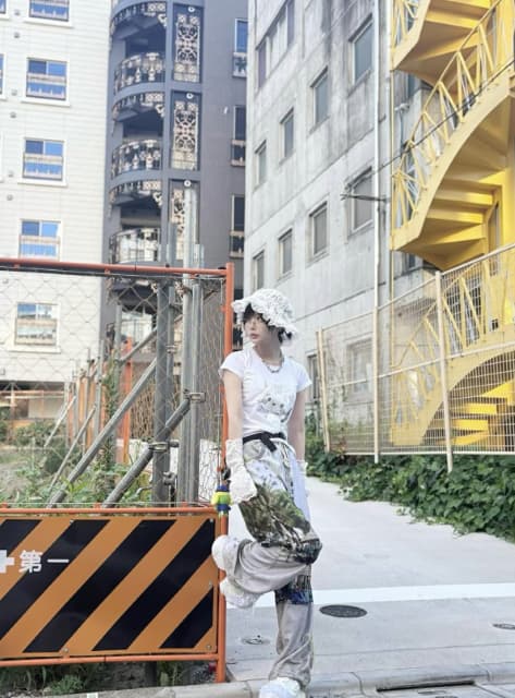 「触れたら死ぬよトゲトゲウエストポーチ」アーティスト・あのちゃんがお気に入りのコーデを紹介