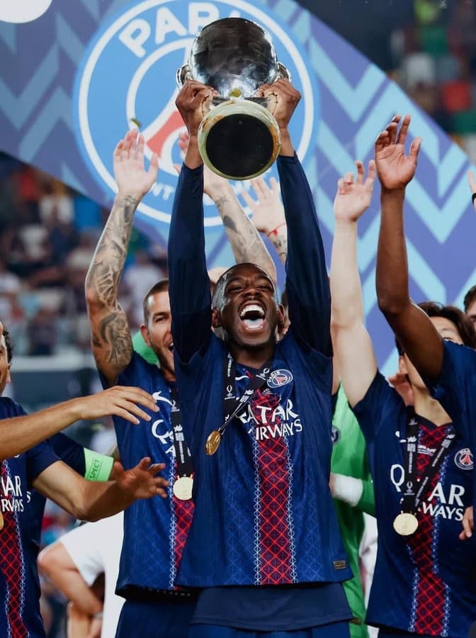 UEFAスーパーカップで躍動　デンベレがトロフィー掲げ歓喜