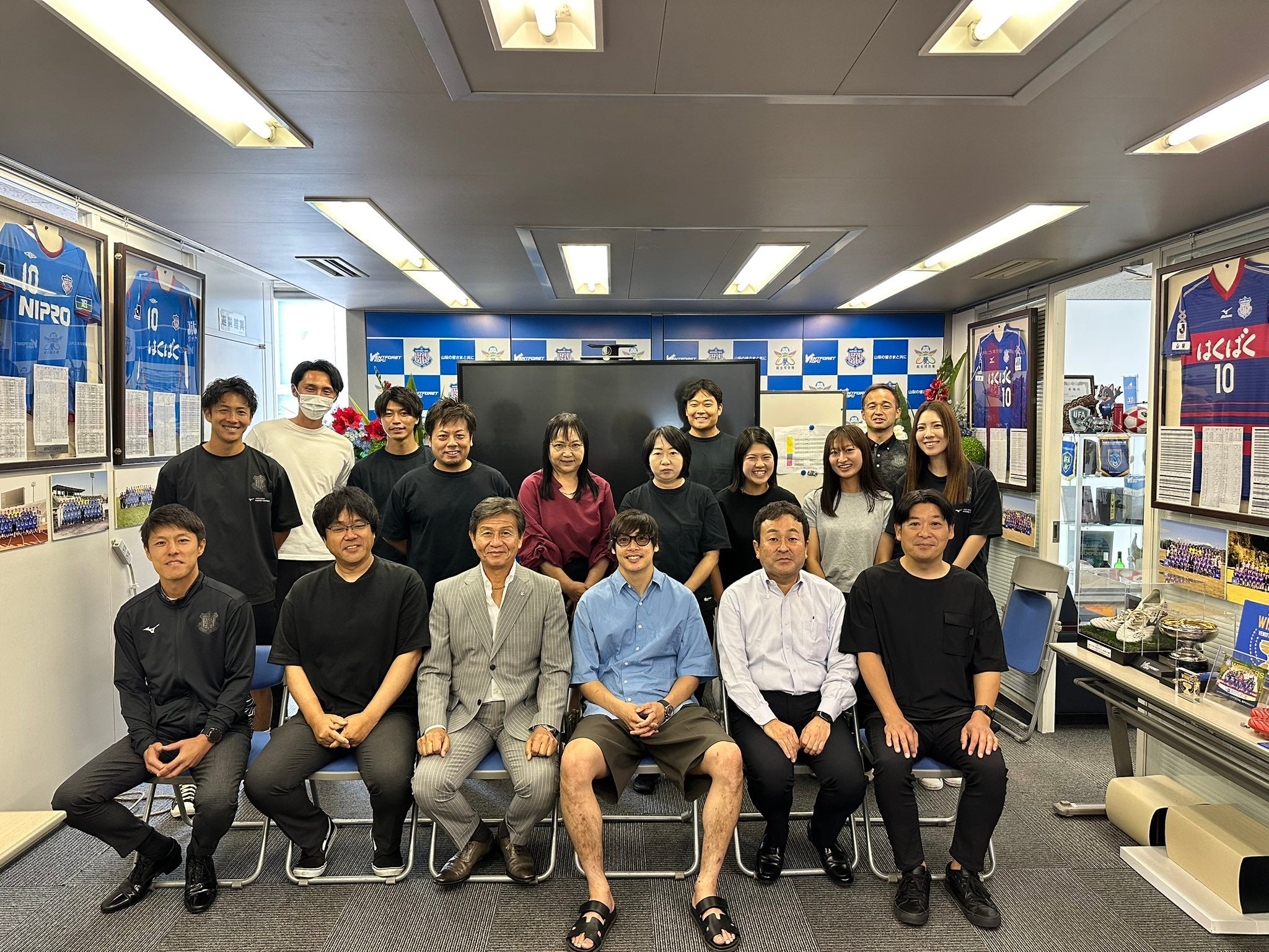 伊東純也、“原点”甲府に凱旋　60周年の再会ショットが話題に