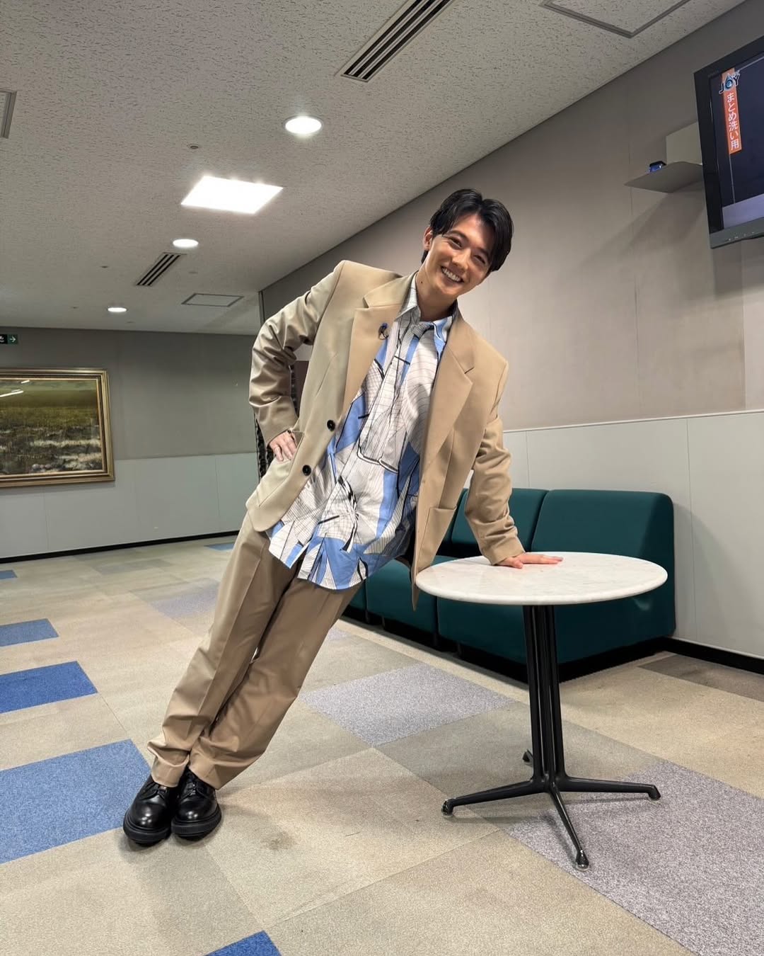 「謎ポーズだけどかわいい！！」あの人気俳優が番組衣装公開でファン大盛況！