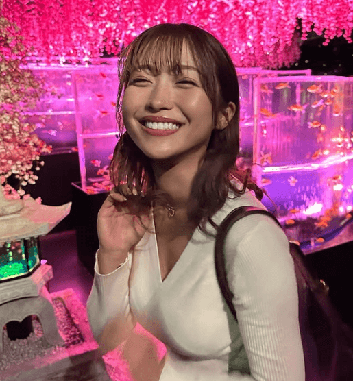 「ファンになりました」美女トレーナー、金魚アクアリウム空間で見せた”ロマンティック・スマイル”にファン恋わずらい！「笑顔が可愛すぎてヤバい」