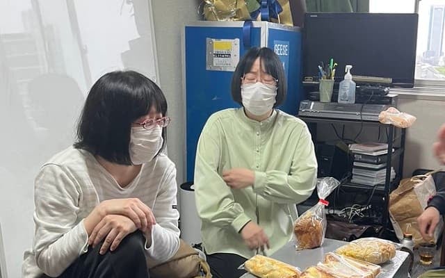 「取り仕切ってる感ハンパない（笑）」男性芸人が投稿した阿佐ヶ谷姉妹・渡辺江里子の姿が話題に！